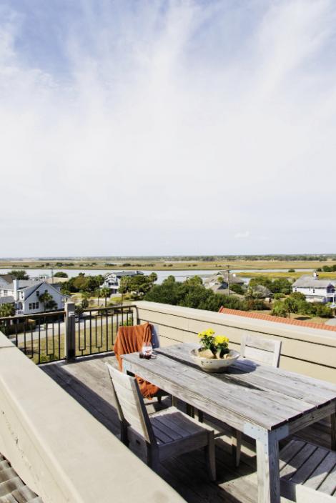 High Heaven: A rooftop dining area offers unfettered views of the Intracoastal Waterway.