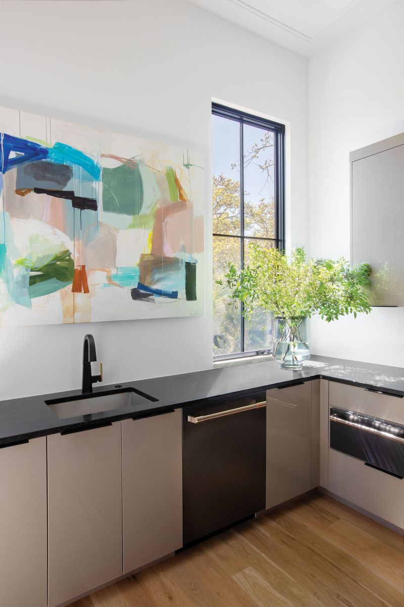 The neighboring butler’s pantry features an abstract acrylic and oil pastel by local artist Emily Brown that helps pull the room together.
