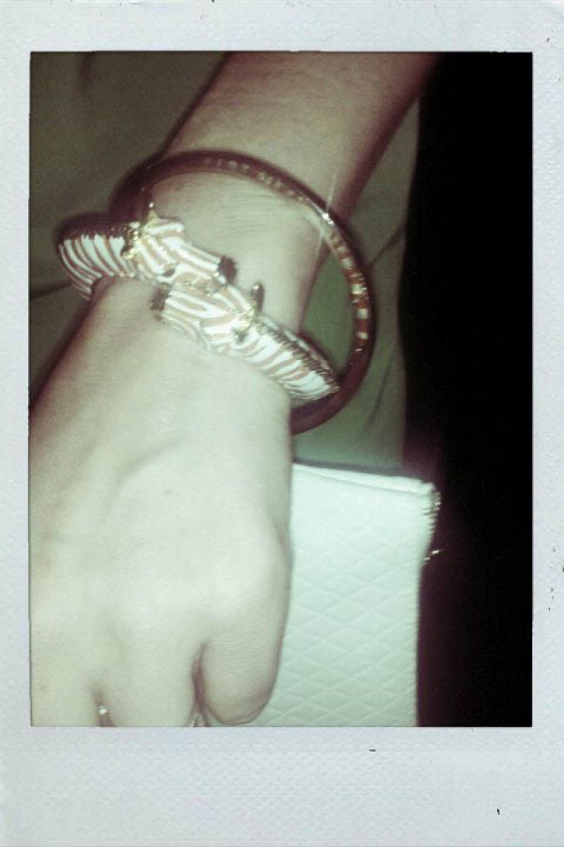 Elizabeth Gum layers accessories the right way.